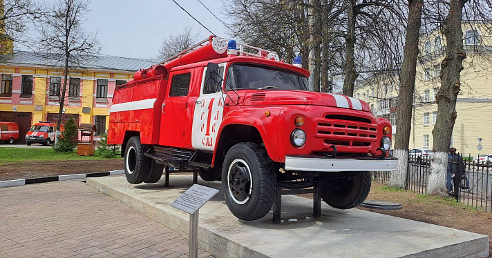 В Ярославле открыли памятник пожарной машине_271264