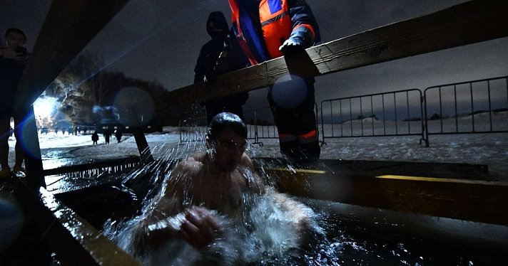 В купальнике в ледяную воду: как ярославцы окунались в крещенские проруби_231264