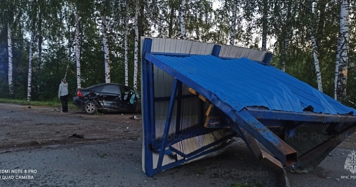 В Рыбинске молодой водитель иномарки врезался в автобусную остановку_245347