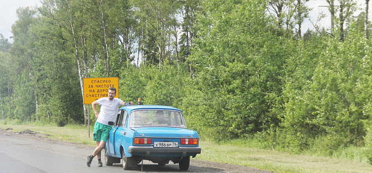 Снова в строю. В Ярославской области прошёл масштабный автопробег машин прошлого века_298163