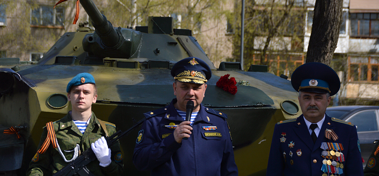 Боевую машину десанта установили на улице Угличской_30662
