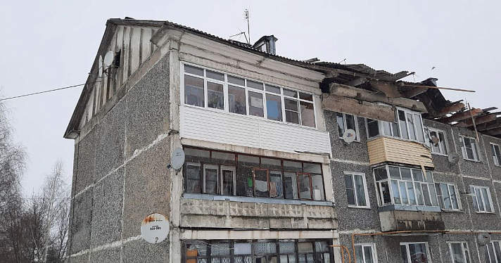 В Ярославской области под тяжестью снега массово рушатся крыши жилых домов_265369