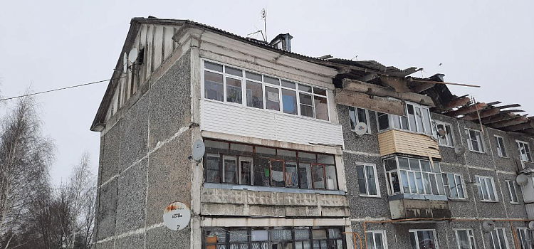 В Ярославской области под тяжестью снега массово рушатся крыши жилых домов_265369