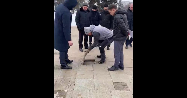 Начали снимать плитку: на Волжской набережной в Ярославле начался ремонт