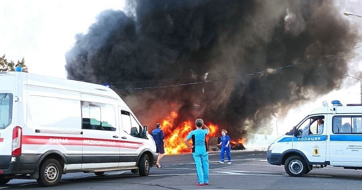Под Ярославлем погибла бригада скорой помощи: в результате аварии взорвался бензовоз_219304