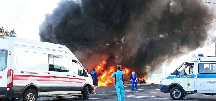 Под Ярославлем погибла бригада скорой помощи: в результате аварии взорвался бензовоз_219304