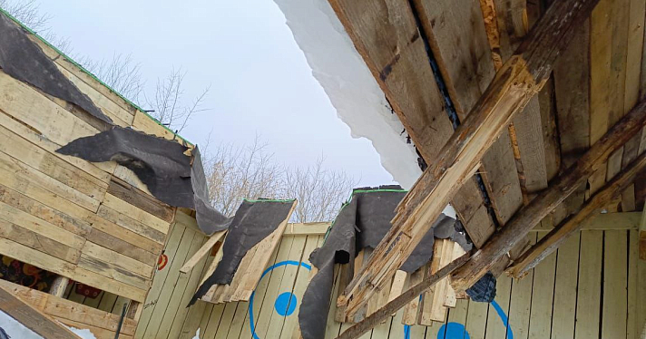 В Ярославской области на веранде детского сада обрушилась крыша_266656