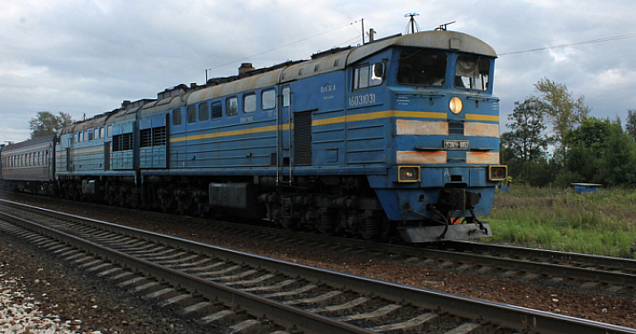 В Ярославской области поезд протаранил выехавшую на пути легковушку