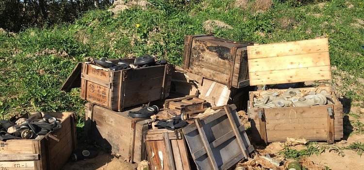 Под Ярославлем обнаружили свалку старых противогазов