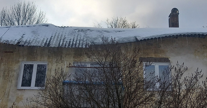Жители поселка в Ярославской области живут с рухнувшей крышей в многоквартирном доме_231842