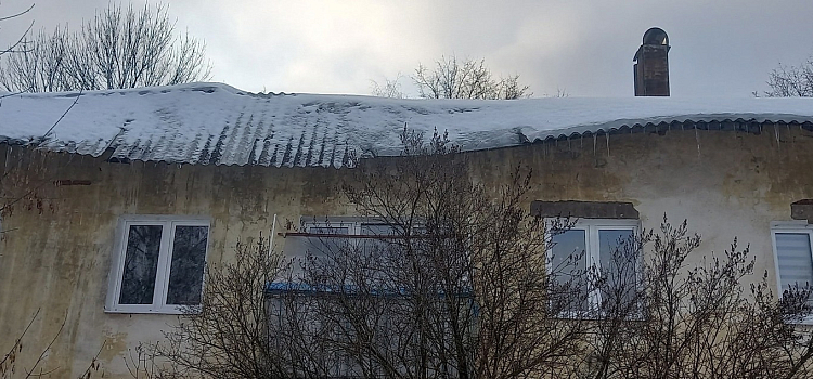 Жители поселка в Ярославской области живут с рухнувшей крышей в многоквартирном доме_231842