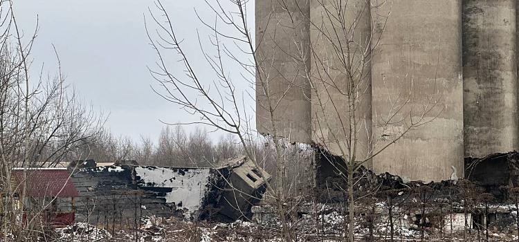 Что-то пошло не по плану: в Ярославле снесли одну из «башен» элеваторов, после чего работы остановили_225069