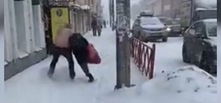 Полуголый ярославец пытался задушить девушку в центре города 