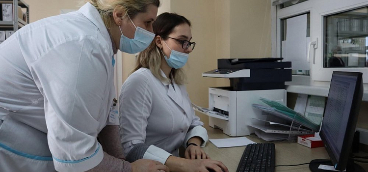 Эпидемиолог назвал симптомы тяжелого течения ковида у детей