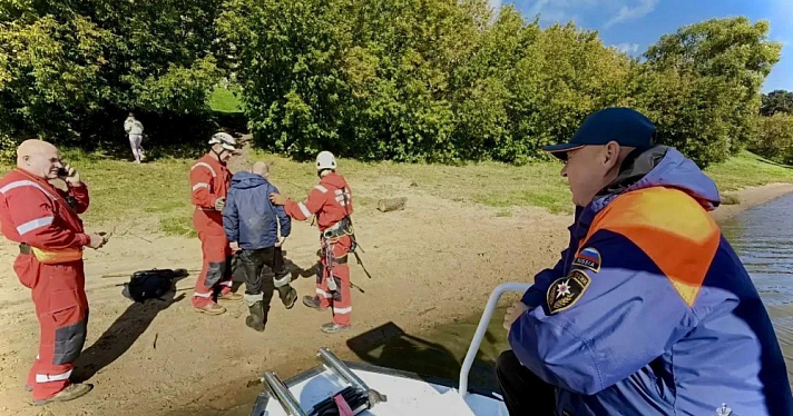 Садиться в лодку к рыбакам не захотел: в Ярославле с опоры моста спасли мужчину