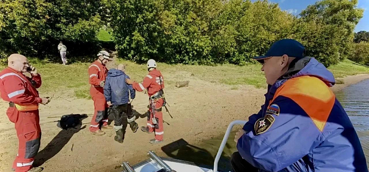 Садиться в лодку к рыбакам не захотел: в Ярославле с опоры моста спасли мужчину
