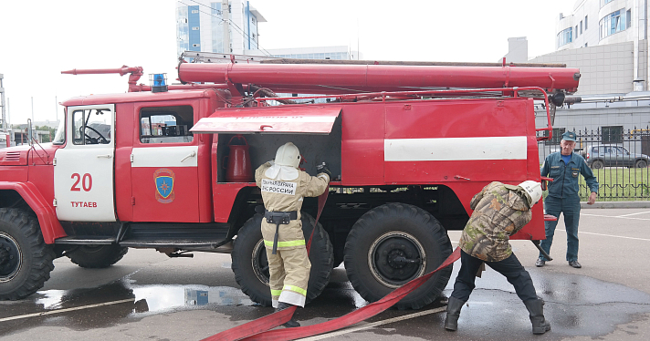 На «Шиннике» проходят соревнования добровольных пожарных бригад (Фото)_69632