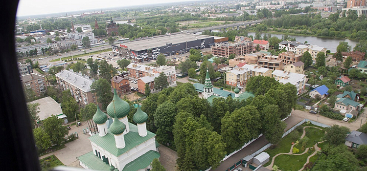 Ярославль облетел вертолет с иконой на борту_241818