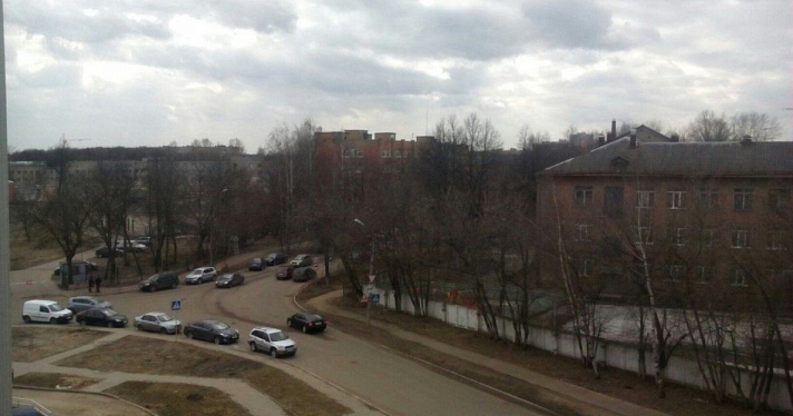 На улице Чехова в Ярославле горел автомобиль: есть пострадавший (видео)_107752