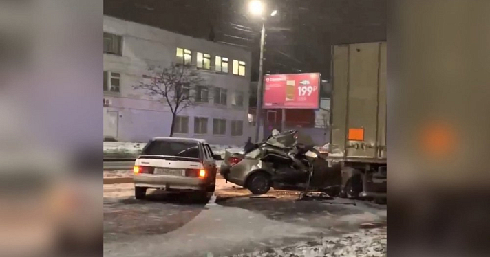 Машина всмятку: в Ярославле в результате тройного ДТП пострадал водитель легковушки