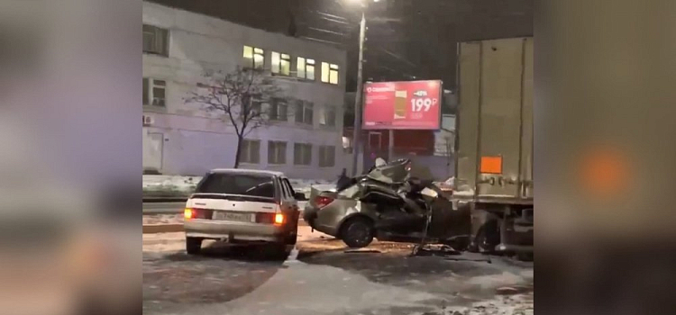Машина всмятку: в Ярославле в результате тройного ДТП пострадал водитель легковушки