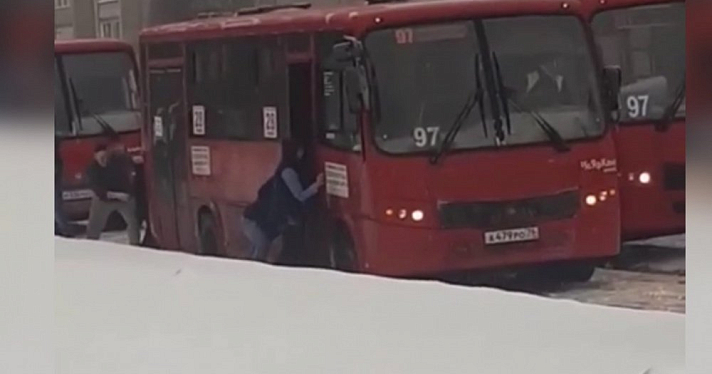 Толкают троллейбус и маршрутки: ярославцы сообщают о транспортном коллапсе в городе