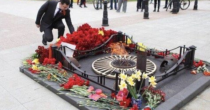 Губернатор Дмитрий Миронов поздравил ярославцев с Днем Победы и возложил цветы к Вечному огню_163746