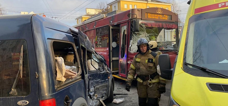 В Ярославле троллейбус столкнулся с легковушкой, а автобус намертво застрял в яме