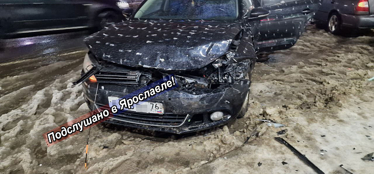 В Ярославле устанавливают личность водителя, протаранившего автомобили на улице Свободы_289530