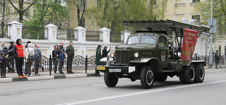 «Бессмертный полк» в Ярославле собрал около десяти тысяч участников_296441