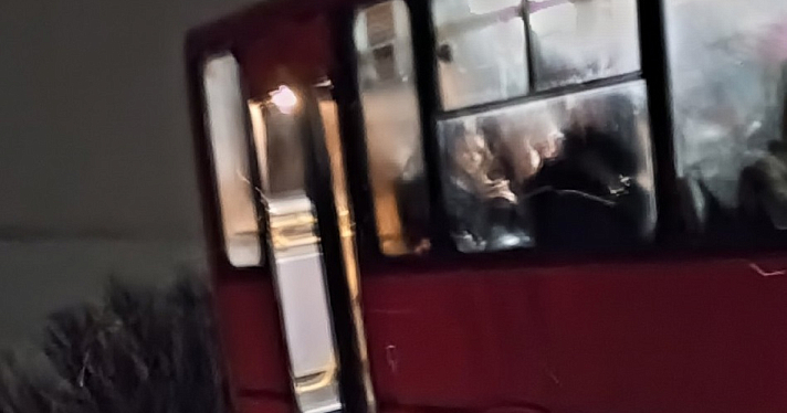Под Ярославлем автобус с пассажирами вылетел с дороги_260291