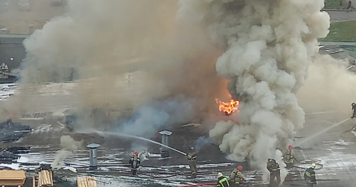 В Ярославле горит торговый центр «Лотос»_216432