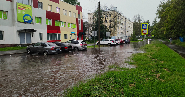 Некоторые районы Ярославля затопило после вечерней грозы
