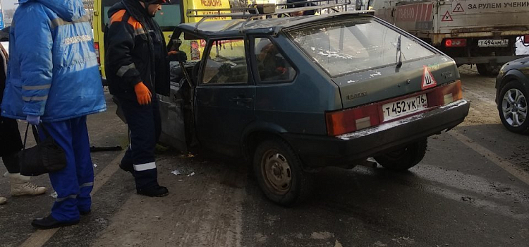 Ярославские спасатели достали водителя из салона «Девятки», столкнувшейся с «Нивой» на Тутаевском шоссе_154059