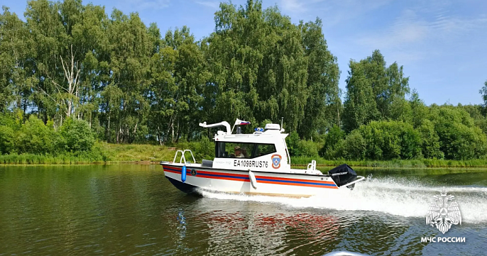 На озере Неро опрокинулась лодка с людьми на борту