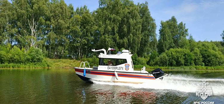 На озере Неро опрокинулась лодка с людьми на борту