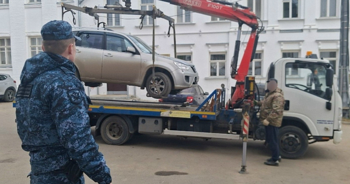 Даниловец лишился внедорожника из-за долга более миллиона рублей