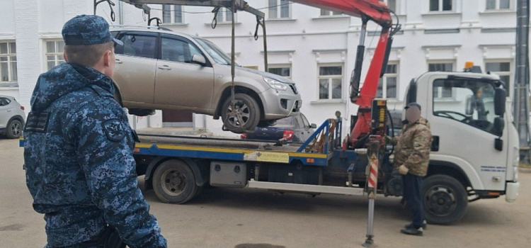 Даниловец лишился внедорожника из-за долга более миллиона рублей