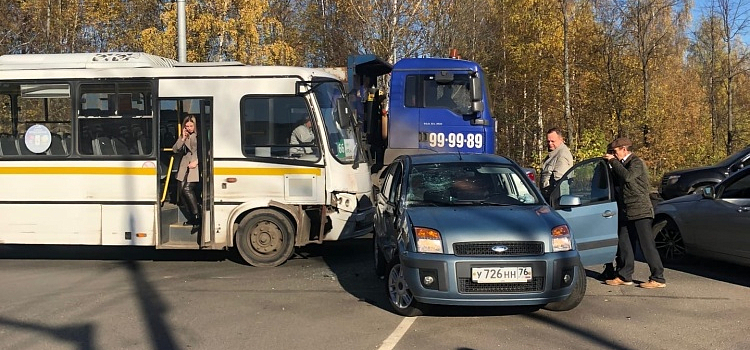 В Дзержинском районе Ярославля автобус протаранил легковушку