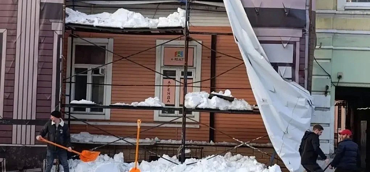 В центре Ярославля с крыши здания на девушку сошла снежная лавина_312858