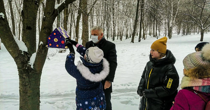 В Рыбинске дети вместе с мэром развесили необычные кормушки для птиц. Фото