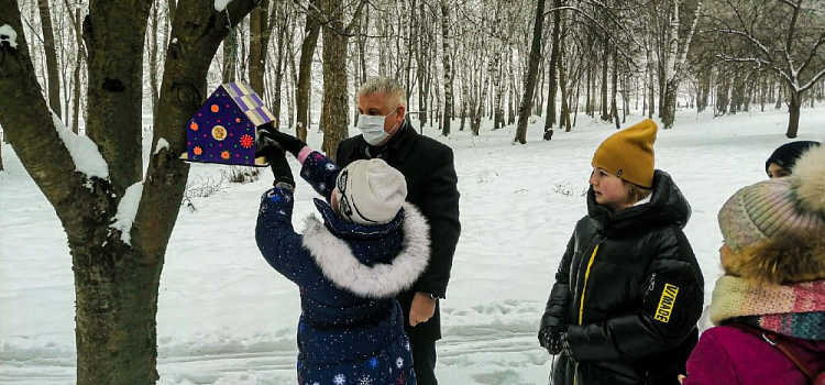 В Рыбинске дети вместе с мэром развесили необычные кормушки для птиц. Фото