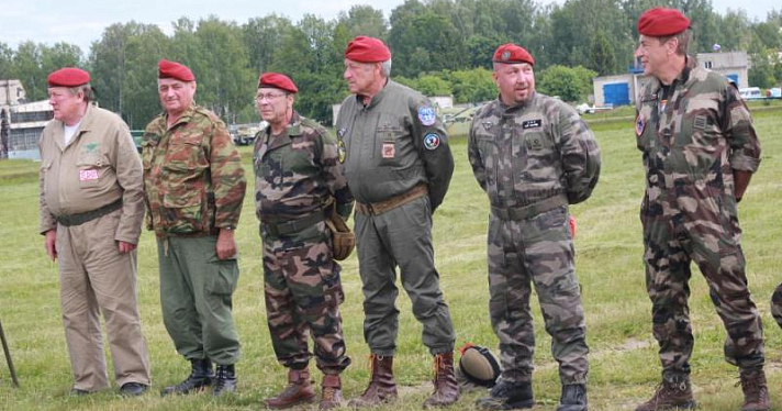 Шестнадцать французских парашютистов посетили Рыбинск 