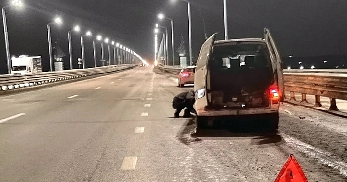 «Яма-убийца»: в Ярославле на Юбилейном мосту пробили колеса как минимум семь машин