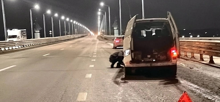 «Яма-убийца»: в Ярославле на Юбилейном мосту пробили колеса как минимум семь машин