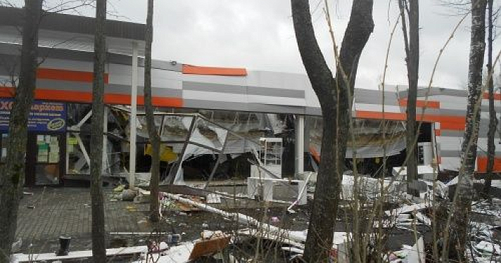 Власти Рыбинска назвали предварительную причину обрушения крыши и витрины супермаркета