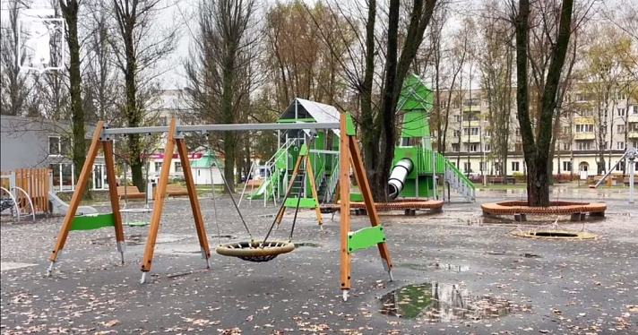 Ярославцы пожаловались на разбитую плитку и темноту в парке 30-летия Победы