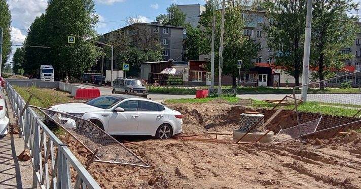 В Ярославле автомобиль вылетел с дороги в траншею