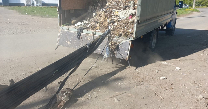 Поспешил сбежать: в Ярославле водителя фургона застали во время незаконного выброса мусора