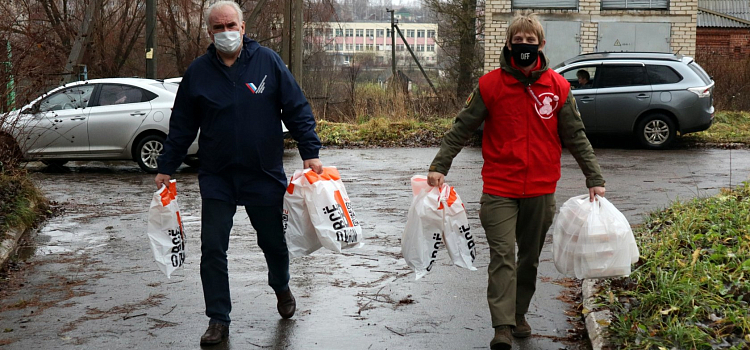 Волонтеры подарили ярославским медикам сладкие подарки за борьбу с ковидом _198241